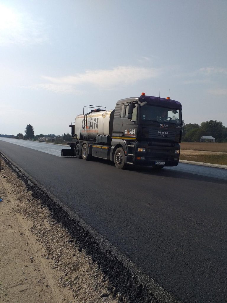Spojovací postřik asfaltovou emulzí na dálnici